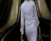 На эскалаторе в метро без трусиков под платьем